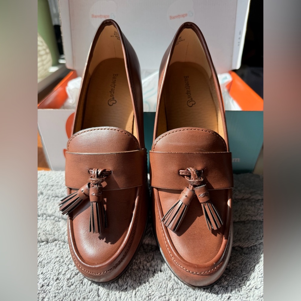 BareTraps Brush Brown Leather Tassel Heeled Loafers - New in original box